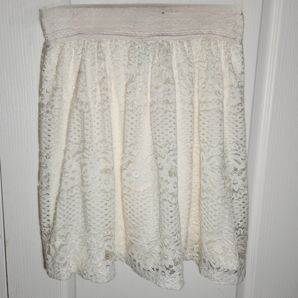 Metrowear high waisted lace skirt in  a cream color, lined in a size XL - Picture 6 of 13